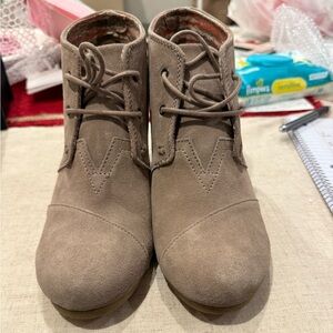 Tom’s suede wedge